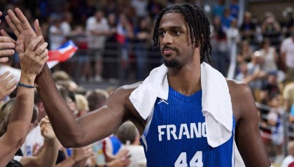 队报：法国男篮内线萨尔小腿受伤需休战数周，将缺席欧锦赛剩余比赛